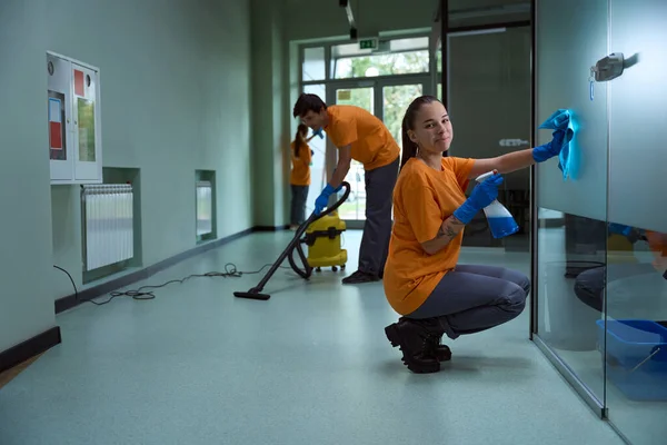 Νεαρή Ομάδα Επαγγελματιών Καθαριστών Που Συμμαζεύουν Και Σκουπίζουν Διάδρομο Του — Φωτογραφία Αρχείου