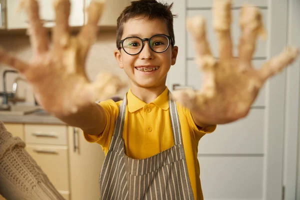 Retrato Niño Pie Cocina Sonriendo Mostrando Sus Manos Con Pasta —  Fotos de Stock