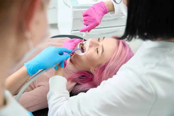 Procedimiento Dental Una Clínica Moderna Personal Médico Utiliza Equipos Herramientas — Foto de Stock