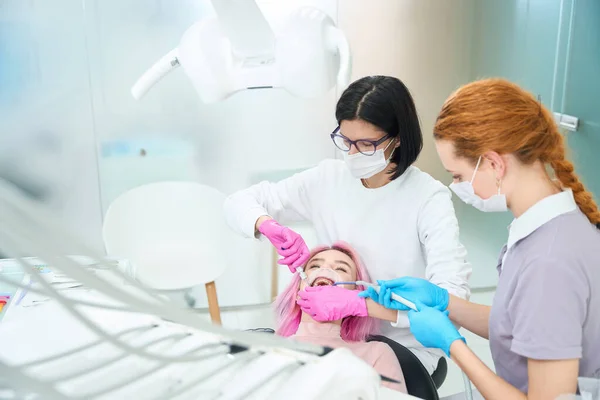 Ortodontista Mulher Com Assistente Realizando Procedimento Odontológico Para Jovem Paciente — Fotografia de Stock