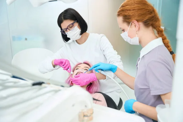 Femme Dentiste Effectue Une Procédure Dentaire Jeune Patient Assistant Aide — Photo