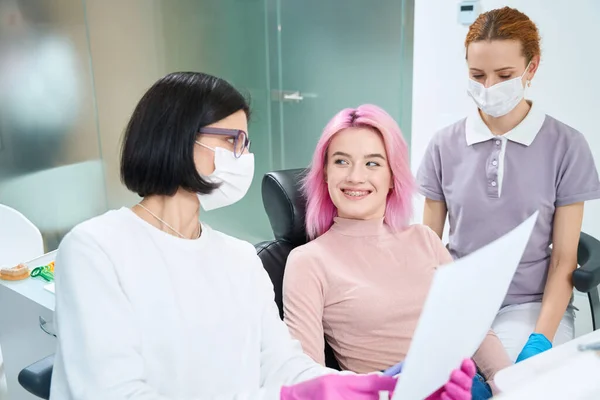 Mujer Joven Cabello Rosado Recepción Ortodoncista Doctora Trabaja Con Asistente —  Fotos de Stock