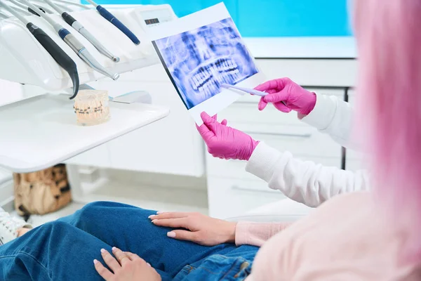 Orthodontiste Spécialiste Démontre Une Radiographie Dentition Patient Consultation Lieu Dans — Photo