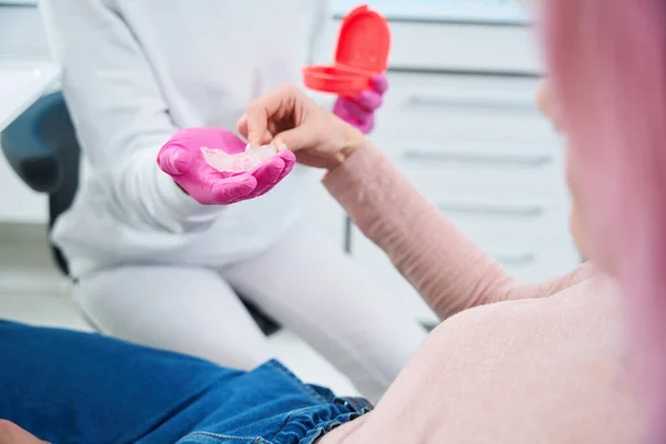 Kobieta Bierze Przezroczystą Czapkę Rąk Ortodonty Lekarza Ochronnych Różowych Rękawiczkach — Zdjęcie stockowe