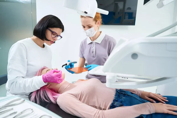 Ortodontistteki Resepsiyonda Pembe Saçlı Kadın Doktor Asistanıyla Çalışıyor Özel Aletler — Stok fotoğraf