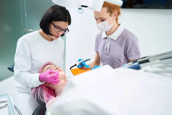 Genç Bir Kadın Ortodontistte Dişçi Koltuğunda Yatıyor Asistanı Olan Bir — Stok fotoğraf