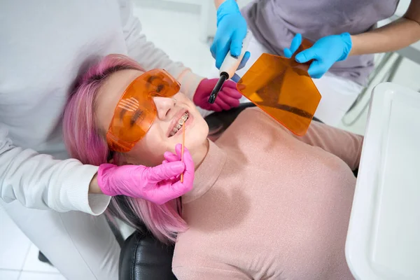 Jonge Vrouw Bij Receptie Bij Orthodontist Arts Met Een Assistent — Stockfoto