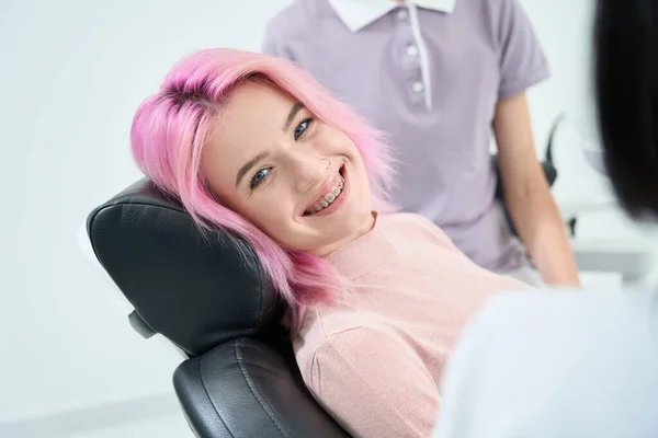 Pacjent Aparatem Zębach Siedzi Fotelu Dentystycznym Obok Personelu Medycznego — Zdjęcie stockowe