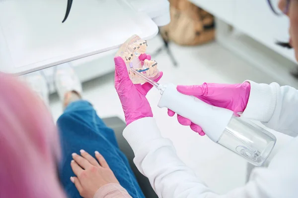 Lékař Ortodontista Učí Pacienta Jak Používat Zavlažovač Správně Pečovat Rovnátka — Stock fotografie