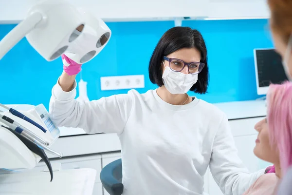 Ärztin Zahnklinik Empfängt Eine Patientin Mit Rosa Haaren Der Zahnarzt — Stockfoto