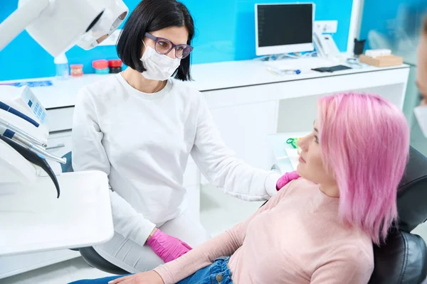 Young Woman Pink Hair Dentist Appointment Doctor Cheering Patient — Stock Photo, Image