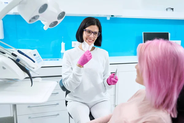 Mulher Dentista Local Trabalho Consulta Uma Paciente Sexo Feminino Médico — Fotografia de Stock