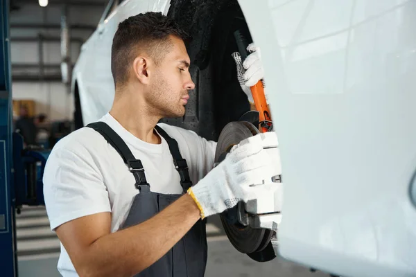 Mężczyzna Ubraniach Ochronnych Rękawiczkach Stojący Pobliżu Samochodu Trzymający Instrument Wymieniający — Zdjęcie stockowe