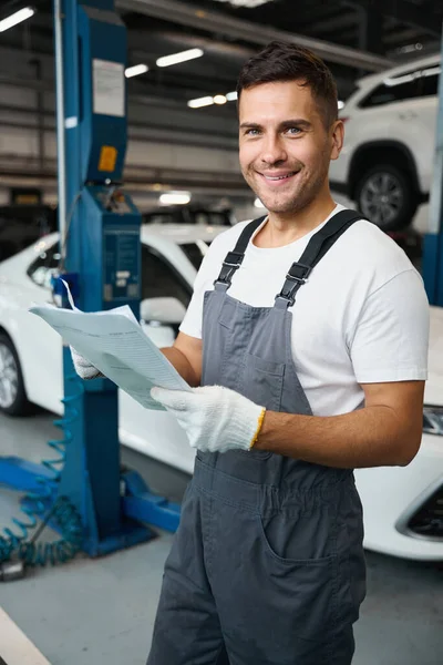 Retrato Homem Com Roupas Luvas Proteção Garagem Perto Carro Segurando — Fotografia de Stock