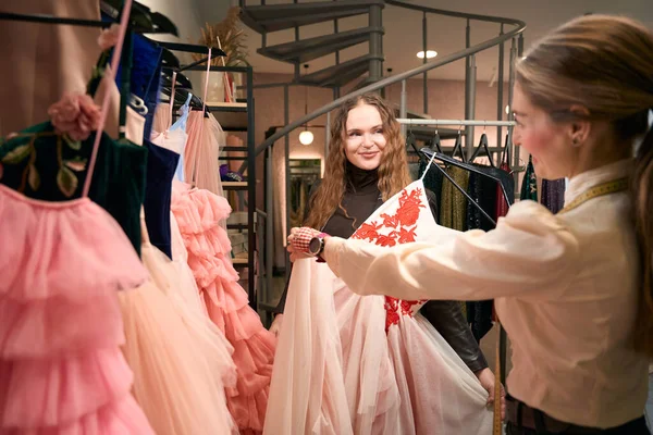 Projektant Mody Wybiera Piękną Sukienkę Dla Pięknego Klienta Kobiety Patrzą — Zdjęcie stockowe