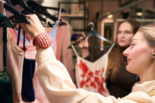 Stylistka Studiu Projektowym Wybiera Sukienkę Dla Klienta Kobiety Pasjonują Się — Zdjęcie stockowe