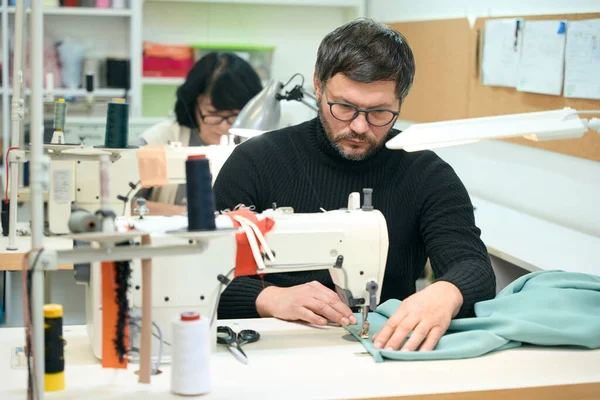 Focused Man Working Sewing Machine His Colleague Workplace — Stock Photo, Image