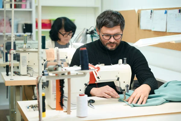 Bearded Man Scribbling Sewing Machine His Colleague Workplace — Stock Photo, Image