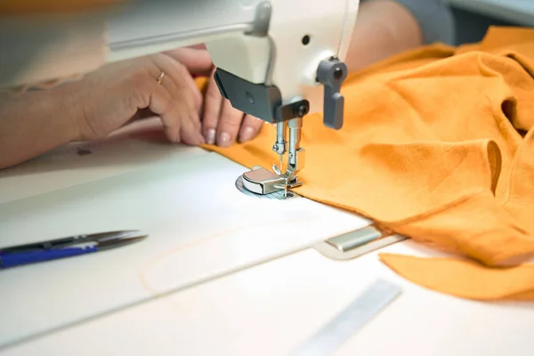 Professional Seamstress Works Sewing Machine She Sews Yellow Clothes Cotton — Stock Photo, Image