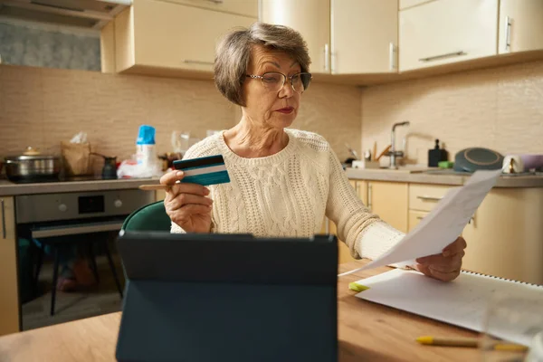 Γριά Κυρία Γυαλιά Κάθεται Στο Τραπέζι Tablet Κρατώντας Πιστωτική Κάρτα — Φωτογραφία Αρχείου