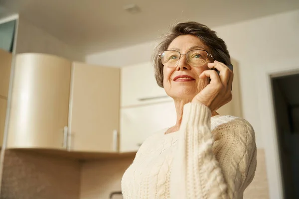 Mujer Edad Con Gafas Pie Cocina Celebración Teléfono Inteligente Tener — Foto de Stock
