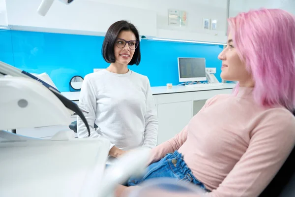 Patiente Une Jolie Dentiste Communiquent Gentiment Cabinet Dentaire Autour Des — Photo
