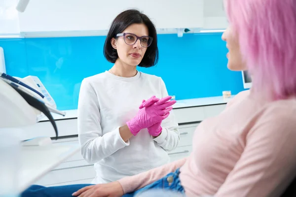 Dentiste Dans Une Clinique Moderne Communique Avec Jeune Patient Elle — Photo