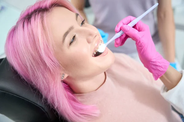 Radosna Młoda Kobieta Recepcji Dentysty Lekarz Bada Jej System Wsporników — Zdjęcie stockowe