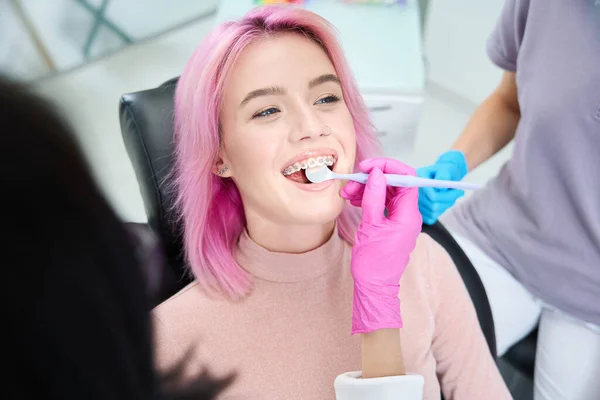 Sonriente Paciente Femenina Dentista Médico Examina Sistema Soporte — Foto de Stock