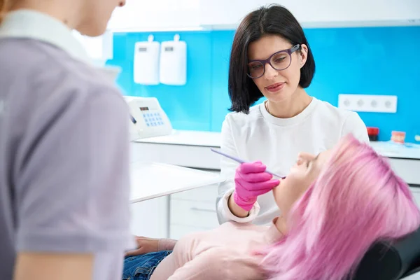 Une Femme Dentiste Examine Cavité Buccale Une Jeune Patiente Une — Photo