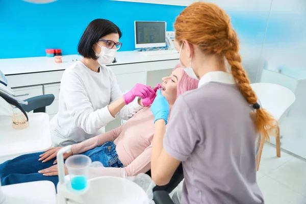 Trois Femmes Sont Cabinet Dentaire Patiente Dans Chaise Dentaire Reçoit — Photo