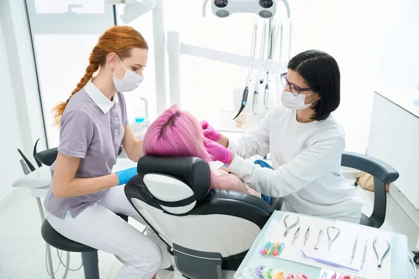 Asistentka Pomáhá Ženské Lékaře Při Provádění Zubní Manipulace Pacientem Speciálním — Stock fotografie