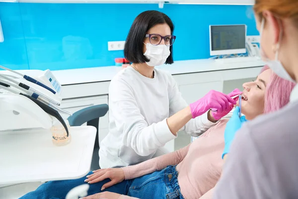 Femme Orthodontiste Avec Assistant Effectuer Entretien Système Appareil Dentaire Sur — Photo