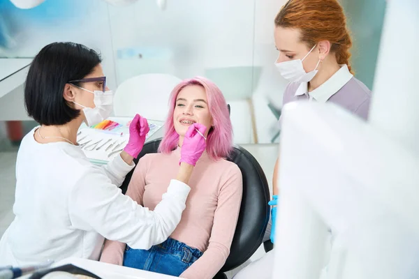 Pink Haired Woman Orthodontist Appointment She Undergoing Maintenance Her Braces — Stock Photo, Image