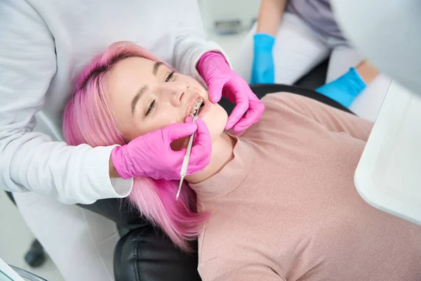 Ortodonta Bada Pacjentkę Krześle Dentystycznym Lekarz Używa Specjalnych Narzędzi — Zdjęcie stockowe