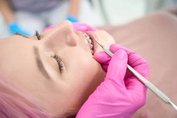 Ortodoncista Especialista Realiza Mantenimiento Sistema Soporte Para Alinear Dentición Paciente — Foto de Stock