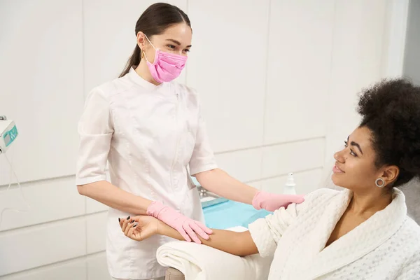 Trabalhador Médico Roupas Médicas Máscara Protetora Perto Senhora Preparando Mão — Fotografia de Stock