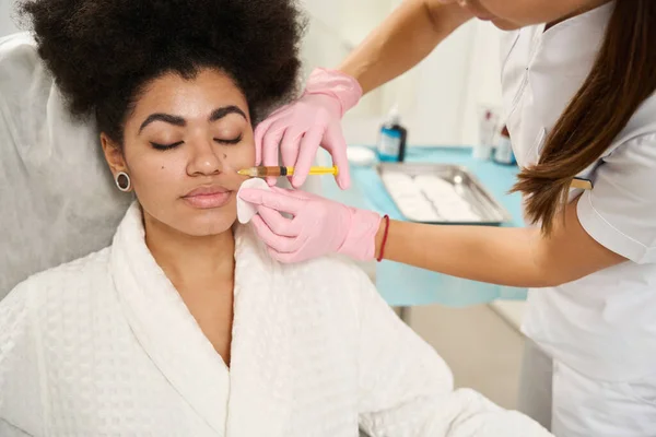 Cosmetologist Luvas Médicas Protetoras Que Prendem Seringa Que Fazem Injeções — Fotografia de Stock