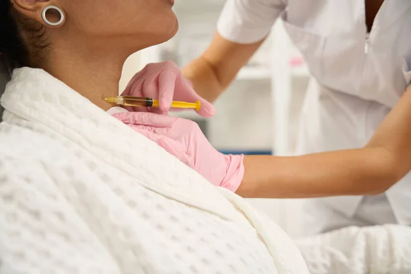 Cosmetologist Luvas Médicas Protetoras Que Prendem Seringa Que Fazem Injeções — Fotografia de Stock