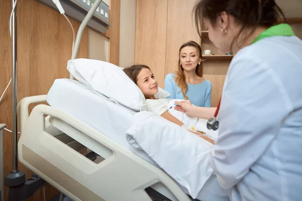 Girl Lies Hospital Bed Her Temperature Measured Thermometer Her Mother — Stock Photo, Image