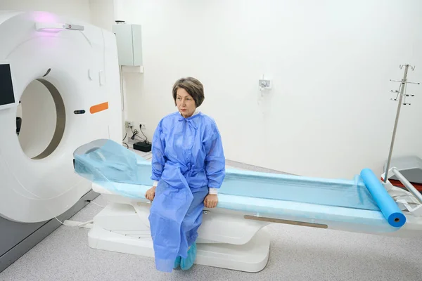 Elderly Patient Sits Mri Diagnostic Room Moving Part Apparatus Woman — Stock fotografie