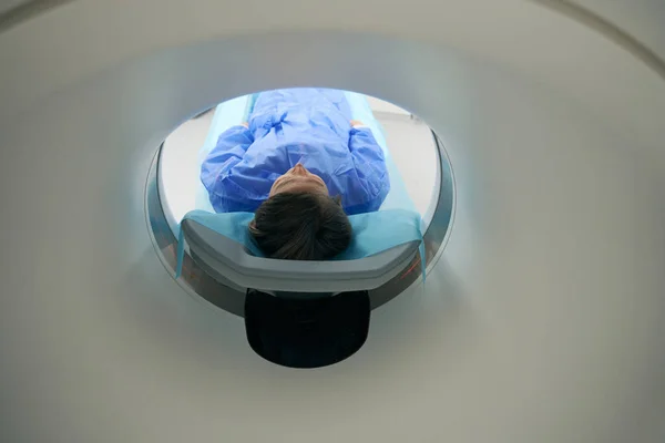 Woman Placed Mri Chamber Machine She Lies Calmly Outstretched Arms — Stok fotoğraf