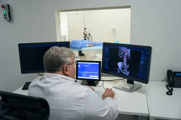 Doctor Diagnostician Conducts Examination Patient Using Modern Equipment Skeleton Patient — Stok fotoğraf