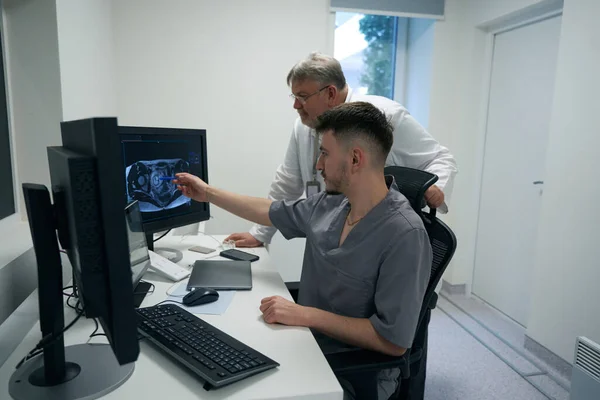 Colleagues Traumatologists Analyze Results Mri Diagnostic Room Discuss Prospects Patients — Stock fotografie