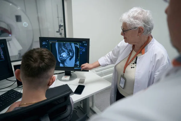 Colleagues Diagnosticians Elderly Woman Men Perform Mri Procedure Work Modern — Stok fotoğraf