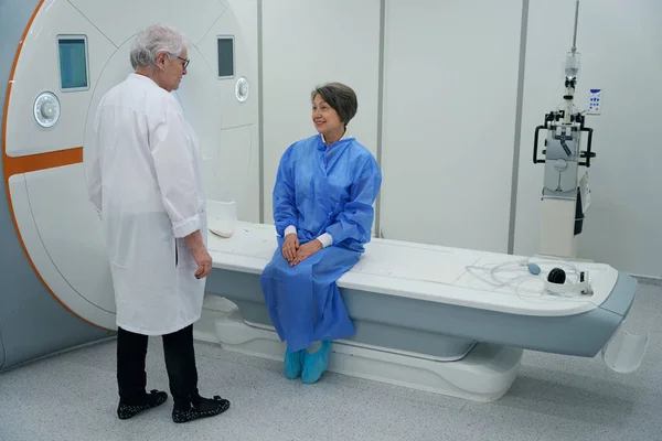 Two Elderly Ladies Doctor Patient Communicate Mri Procedure Modern Mri — Stok fotoğraf