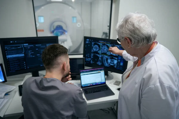 Woman Doctor Her Junior Colleague Analyzing Results Scan Brain Diagnostic — Stock fotografie