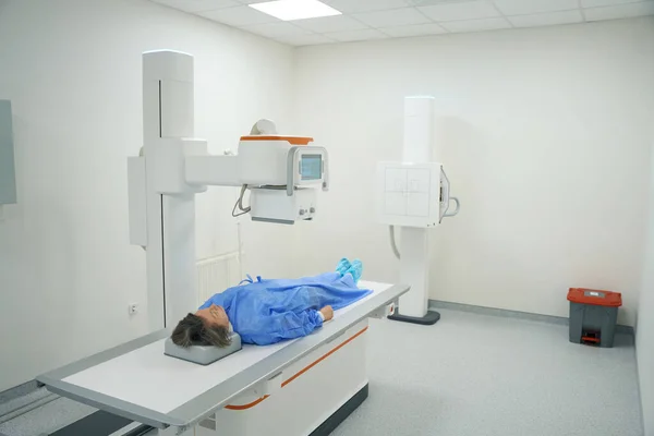 Patient Undergoes Ray Diagnostic Procedure Modern Equipment She Lies Special — Stock fotografie