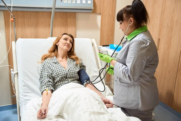 Beautiful Woman Lying Bed Ward Nurse Standing Measuring Blood Pressure — Fotografia de Stock