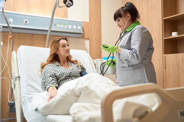 Female Lying Bed Ward Nurse Standing Measuring Blood Pressure Drip — Fotografia de Stock
